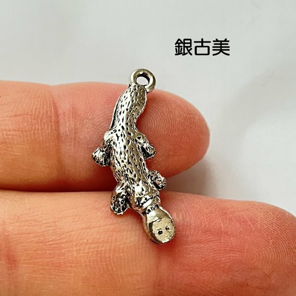 【ハンドメイドパーツ】素材アンティーク風・メタルチャーム・デコ・銀古美・オオサンショウウオ 【p2454】