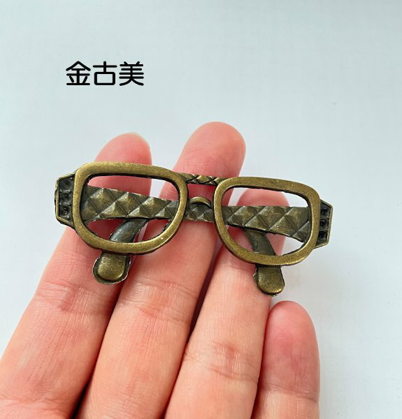 【ハンドメイドパーツ】素材アンティーク風・メタルチャーム・デコ・金古美・メガネ【f256】