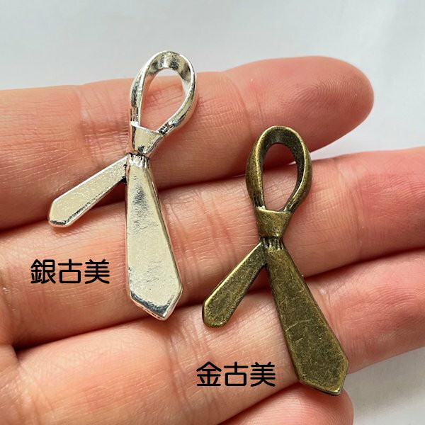 【ハンドメイドパーツ】素材アンティーク風・メタルチャーム・デコ・ネクタイ【f269-gasa】