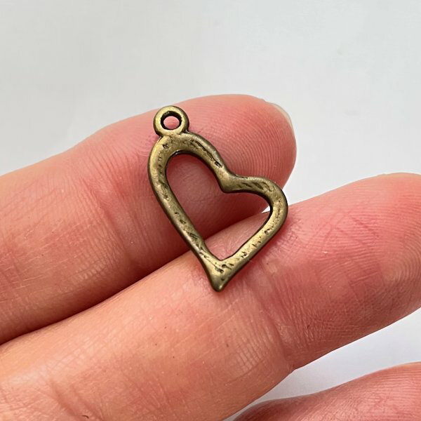 【ハンドメイドパーツ素材】アンティーク風・メタルチャーム・デコ・金古美・ハート【d7f1p】