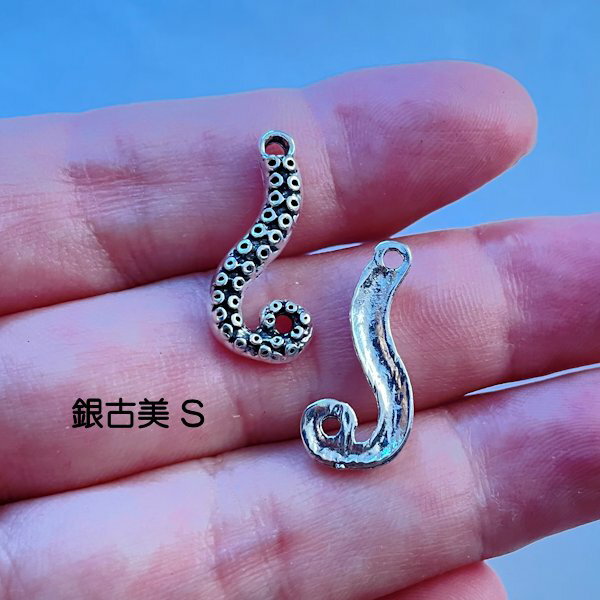 【ハンドメイドパーツ】素材アンティーク風・メタルチャーム・銀古美・タコ (Sサイズ)【p2078-sa】