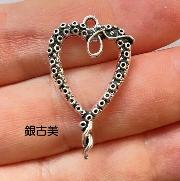 【ハンドメイドパーツ】素材アンティーク風・メタルチャーム・デコ・銀古美・タコ【p2425】