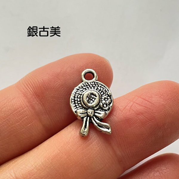 【ハンドメイドパーツ素材】アンティーク風・メタルチャーム・デコ・銀古美・帽子【d4b4p】
