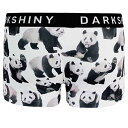 [DARK SHINY(ダークシャイニー)] ボクサーパンツ メンズ GIANT PANDA ジャイアントパンダ (YLMM57)リアルなジャイアントパンダをリアルプリント柄にしてちりばめたデザイン。ホワイトベースで、「ホワイト」＆「ブラック」のモノクロカラーは一躍目を惹くこと間違いなしデザイン数300種類以上を誇るボクサーパンツブランド「DARK SHINY」。その中でもイエローラベルシリーズは「POP ART on UNDERWEAR」をシンボルに、刺激のない毎日に明るさ、遊び心やハッピーを感じてもらえるデザインを展開しております。イエローラベルシリーズは吸汗速乾性にすぐれたマイクロファイバー素材を使用、汗をかいても蒸れなくさらっと快適、柔らかくふんわりとした質感のある高密度ウエストゴムを使用することで、よじれたりすることなく嫌な締めつけ感から開放されます。前カップの部分は立体的に仕上げ、マイルドでソフトな感覚を感じることが出来る高級コットン生地80sを使用し、ポジションの居心地が抜群。【ウエストサイズ】M：72-82cm、L:80-90cm、XL：88-98cm、XXL:96-106cm、【素材】ポリエステル 84% スパンデックス(ポリウレタン)16%、【企画デザイン】日本　【生産国】中国