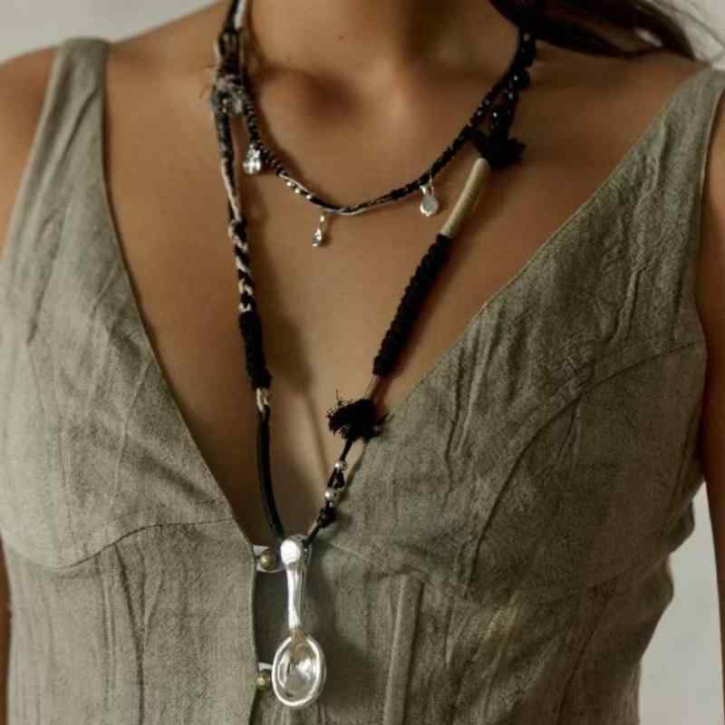 ネックレス レディース 幾何学模様 黒白 ミルクティー色 スプーンモチーフ ペンダント 手編み 調整可能..