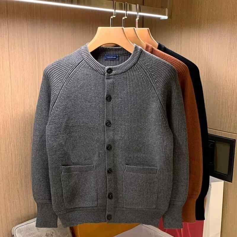 ニットカーディガン メンズ ニットトップス 長袖 丸首 ポリエステル 秋冬 男性用 羽織り ライトアウター カジュアルスタイル 普段使い トップス ブラック グレー系 焦糖色