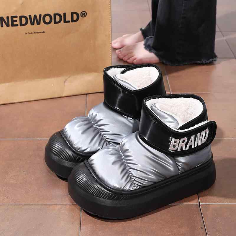 ブーツ レディース 防水 防滑 保暖 厚底 ミドル丈 スノーブーツ 暖かい 裏起毛 ラウンドトゥ フラットヒール 黒 ブラック 白 オフホワイト 日常 普段使い 冬