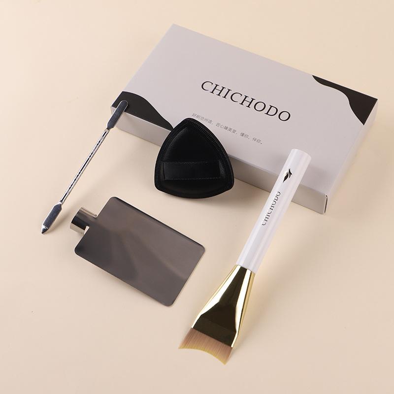 ファンデーションブラシ 月型 人工繊維 メイクブラシ 薄付き ムラなし パウダーファンデーション リキ..