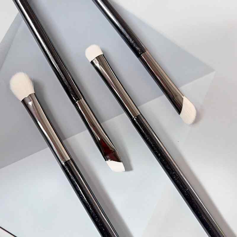 アイシャドウブラシ 4本セット 細光鋒羊毛 アイシャドウブラシ 鼻影ブラシ アイライナーブラシ 黒 ブラ..