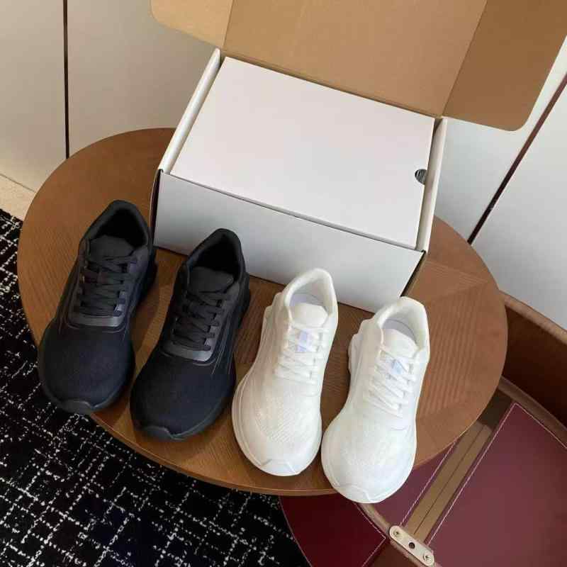 スニーカー 厚底 レディース メンズ ランニングシューズ スポーツシューズ ペア 運動靴 通気性 クッション性 滑り止め ローカット 春夏 秋冬 白 黒