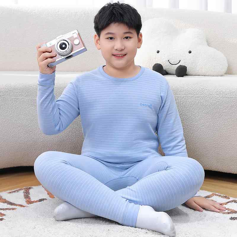 ・カテゴリ: 子供用インナーウェア ・対象: 子供/男女兼用 ・対象年齢: 中 крупный 子供(8歳以上、身長140cm以上) ・ネックライン: ラウンドネック ・実物写真: モデルあり ・生地加工: 柔らか обработка ・厚さ: 厚手 ・柄: ストライプ ・要素: ストライプ ・ главный 生地: ポリエステル繊維(ポリエステル) ・ главная 生地の含有量: 92.6% ・機能: 保温 ・カラー: デニムブルー, スカイブルー, ライトグリーン, 岩 серого, 薄紫, オレンジピンク, ライトグリーン(女の子用) ・対応身長: 140cm, 150cm, 160cm, 170cm, 180cm ・タイプ: インナーセット