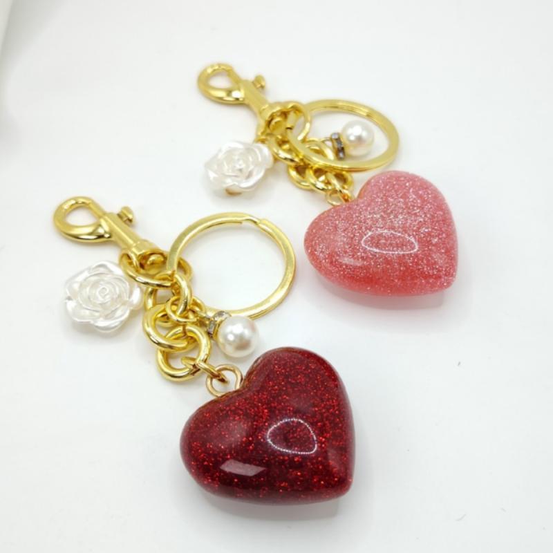 キーホルダー レディース バッグチャーム ハート かわいい 雑貨 飾り ファッション小物 樹脂 フルーツモチーフ 桃色 ピンク系 秋冬