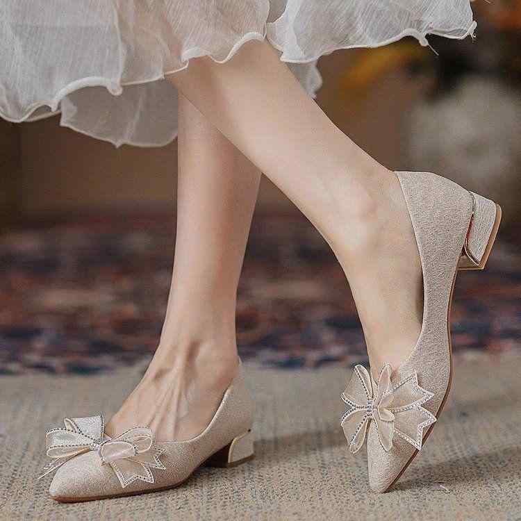 靴 パンプス レディース ウェディング ブライダル シューズ ローヒール チャンキーヒール ポインテッドトゥ プレーン 無地 防水 滑り止め 普段使い パーティ...