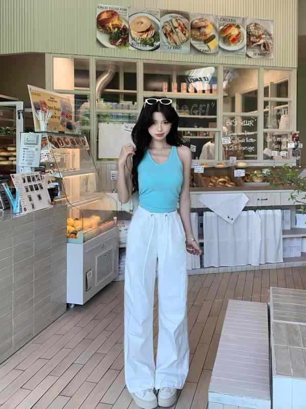 タンクトップ レディース 背中見せ カップ付き ショート丈 トップス ノースリーブ 無地 スリムフィット..