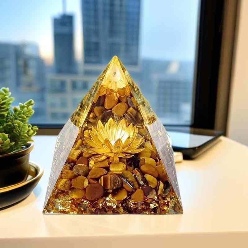楽天Tanzan置物 オブジェ 虎目石 金字塔 樹脂製 インテリア 雑貨 車載 縁起物 ラッキーアイテム 贈り物 ギフト 卓上 玄関 リビング 幸運