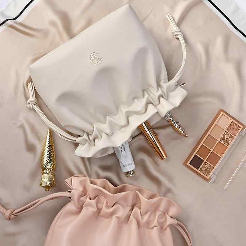 化粧ポーチ レディース 女性用 大容量 旅行 収納袋 巾着型 PUレザー 防水 スキンケア 洗面用品 バッグ ミルク杏色 ローズピンク モカブラウン クラシックブラック