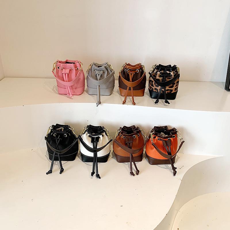 子供用バッグ かわいい ミニ 水筒バッグ 女の子 親子 斜めがけバッグ コインケース PU レザー 通気性 耐摩耗 減圧 車縫線 配色 ヒョウ柄 切り替え ブラック ピンク系 ブラウン グレー 黒白 2025 春 通学 普段使い