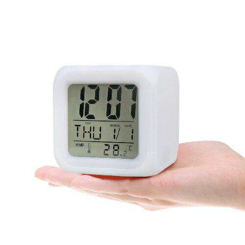 ライトが7色に変化する！8種のアラーム音付のデジタル置き時計です。■79×79×78mm