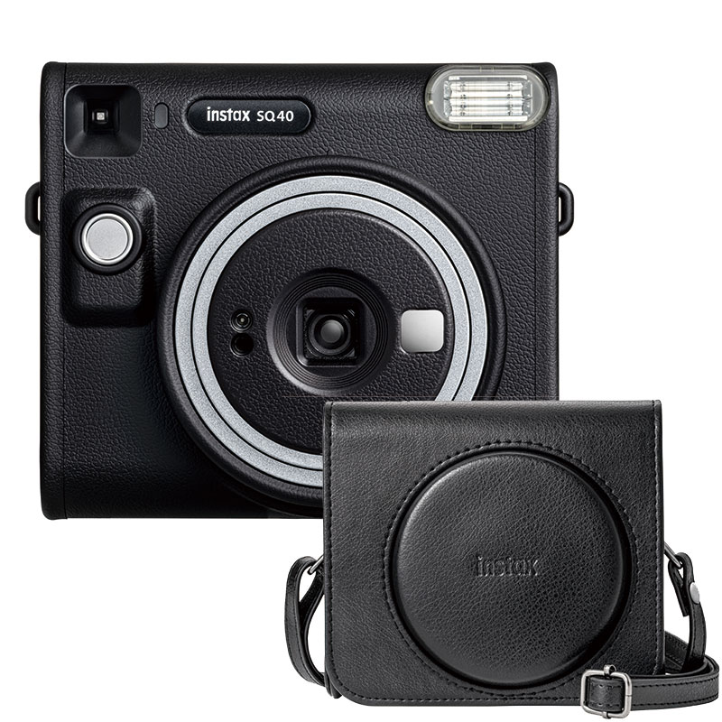 本体＋カメラケース付き フジフィルムチェキスクエア instax SQUARE SQ40 富士フィルムチェキスクエア instax SQUARE SQ40 ブラック わたしの今はスクエアで切り取る。 人気のスクエアフォーマットに対応したクラシックデザインモデルが新登場。 「instax SQUARE SQ40」は、ボディ全体をレザー調とし、トレンドに左右されないクラシックなカメラデザイン。 レンズを回して電源を入れ、カメラを構えてシャッターボタンを押すだけで、 撮影シーンに合わせた最適な明るさで撮影できる「オート露光機能」を搭載。 また、レンズを回して電源を入れた後、さらに同じ方向に回すと、 セルフィーや接写に最適な「セルフィーモード」に簡単に切り替えできるなど、シンプルな操作で撮影を楽しむことができます。 主な仕様： 使用フィルム：富士フイルム インスタントフィルム INSTAX SQUARE 写真画面サイズ：62mm×62mm レンズ：2群2枚構成 f = 65.75mm 1:12.6 ファインダー：逆ガリレオ式ファインダー 0.4倍／ターゲットマーク付き 撮影範囲：0.3m〜∞ (0.3m〜0.5mではセルフィーモードを使用) シャッター：プログラム式電子シャッター1/2〜1/400秒 低輝度スローシンクロ 露光調節：自動調節 Lv5.0〜15.5（ISO 800） フィルム送り出し：電動式 フィルム現像時間：約90秒（現像時間は気温によって変動します。） フラッシュ：常時発光フラッシュ（自動調光）／充電時間：7.5秒以下（新品電池使用時）／フラッシュ撮影距離：0.3〜2.2m 電源：リチウム電池（CR2） 2本／撮影可能パック数：約30パック（メーカー試験条件による） オートパワーオフ時間：5分間 その他：フィルムカウンター／フィルムパック確認窓つき 大きさ：134.2mm×120.2mm×60.5mm 質量：453g（電池、ストラップ、フィルム別） 同梱品：電池・ストラップ・使用説明書・保証書