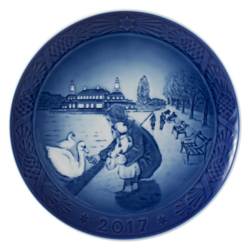 ロイヤルコペンハーゲン イヤープレート クリスマスプレート 2017年 平成29年 湖畔の散歩 1901117 [並..