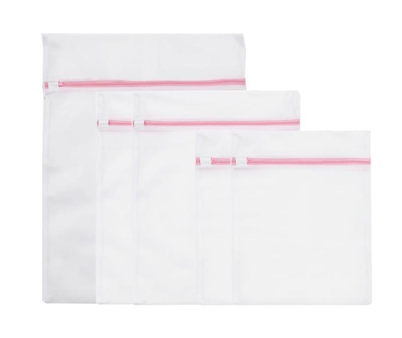 ユノックス 洗濯ネット 3サイズ 角型【5枚セット】S2枚 M2枚 L1枚 ランドリーネット メッシュ 旅行 収納 ファスナー保護付き【サイズ】(約)S：横30×縦40cm　M：40×50cm　L：50×60cm【材質】本体：ポリエステル　バイアス：ポリエステル　ファスナー：ナイロン・ポリプロピレン細かな網目で糸くず等の侵入を防ぎます。ねじれや絡みつきによる生地の傷みを防ぎます。ファスナーカバー付き。【洗濯量の目安】S:靴下やハンカチ、下着、Tシャツ1～2枚など　M:Tシャツ2～3枚、長ズボン、スポーツウェアなど　L:厚手の冬服、ブランケット、ぬいぐるみなど【使用上の注意】●本品は家庭での洗濯用ネットです。本来の用途以外でのご使用はおやめください。●洗濯物に表示されている取り扱い絵表示に必ず従ってください。●重いものを入れたり詰めすぎたりしないで下さい。●尖った物や鋭利なものを入れないで下さい。●洗濯の際は必ずツマミをファスナーカバーの中に入れ、最後まで閉めて使用してください。●ネットからの出し入れの際はファスナーに引っかけないようご注意ください。●ファスナーは強く引っ張らないでください。破損の原因になります。●火や熱源のそばには置かないでください。●使用後は乾燥させてください。