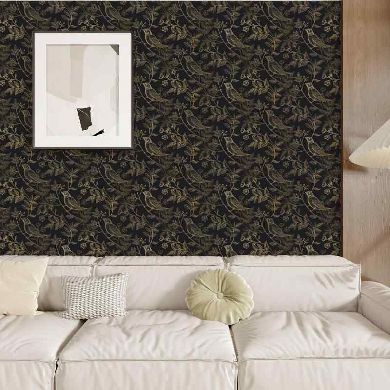 VaryPaper カッティングシート 壁紙 壁紙シール リメイクシート 44.5cm×2m ウォールステッカー ブラック×ゴールド 鳥と植物モチーフ ボタニカル フラワー のり付き 簡単操作 貼りやすい 剥がせ【美しいパターン】カラー：ブラックxゴールド サイズ：44.5x200cm 材質：ポリ塩化ビニル(PVC) 壁紙のメインカラーは黒と金色です。柄には枝にとまる鳥や、その間に生い茂る葉や花が点在し、生き生きとした自然の情景を表現しています。リビングルーム、寝室、書斎など、様々なインテリアシーンに適しており、空間に優雅さと高級感をもたらします【防水・防油・防汚】壁紙は防水・防油・防汚に優れており、日常使用での耐久性が高く、汚れがつきにくく、耐用年数が長くなります。汚れがついても濡れタオルで軽く拭くだけで取れます【のりが残らず簡単に剥がせます】ウォールステッカーは特殊な素材と職人技で作られており、剥がしてものりの残留物が残らず、壁やその他の貼り付け面の完全性を守ります。そのため、賃貸住宅も気軽に利用できます【簡単な操作】壁紙の貼り付けプロセスはシンプルでわかりやすく、複雑なツールやスキルは必要ありません。裏面に接着剤と方眼紙が付属しています。必要なサイズを測り、ハサミやカッターで切るだけです。初心者でも簡単に操作できます。家の装飾をより便利かつ迅速にします【幅広い用途】この壁紙は寝室やリビングルームの壁の装飾に使用できるだけでなく、キャビネット、キャビネットの裏地、棚などの家具の表面に貼り付けることができ、あなたの家に明るい色のタッチを追加します。同時に、撮影の背景としても使用でき、写真やビデオに美しい背景効果を提供します