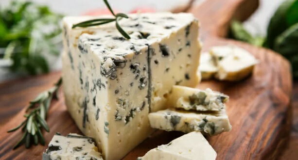 タルタルーガの【冷蔵】フィオルディマーゾ社 ゴルゴンゾーラ ピッカンテ DOP 約1200-1300g カット　| FDM Gorgonzola Piccante DOP Fiordimaso カフォルム ジャパン イタリア チーズ 青カビ ブルーチーズ 業務用 おつまみ ワインのお供｜アングル2