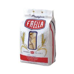 商品名 ファエッラ Faella パッケリ 1kg 原材料名 デュラムセモリナ小麦 内容量 1kg 保存方法 直射日光と高温多湿を避け、常温で保存 原産国 イタリア噛みしめるごとに素材本来の旨味が立ちのぼってきます。古き良きイタリアを偲ばせる本場ナポリの味をどうぞご堪能下さい。 ファエッラ社のパスタは、パスタ発祥の地、グラニャーノで作られています。 日本でファエッラを輸入し始めた当時のオーナーはマリオ氏。 乾麺パスタの伝統製法に卓越した功績からイタリア共和国功労勲章のウッフィチャーレ等級を授与されました。 120年以上かわらない自家伝統の手作り製法を頑に守るために当時の静置式機械を自分たちで丁寧に直しながら手間のかかる方法で少しずつ 地元の人向けに作りつづけられています。 ファエッラのゆっくり乾燥製法は本物のアルデンテの歯ごたえを生むと伝えられ古き良きイタリアを求める美食家に注目されています。 実際、ぎゅっとかみしめるごとに粉の純粋なおいしさが立ちのぼります。 大量生産で作る場合1日で100℃の熱によりパスタを乾燥させてしまいますがファエッラでは45℃以下で約1週間何工程もの手間をかけてゆっくりと低温乾燥させることでセモリナ粉のプロテインと糖質を微かに熟成させます。 よって、ゆでたときの最高の歯ごたえが生まれるのです。