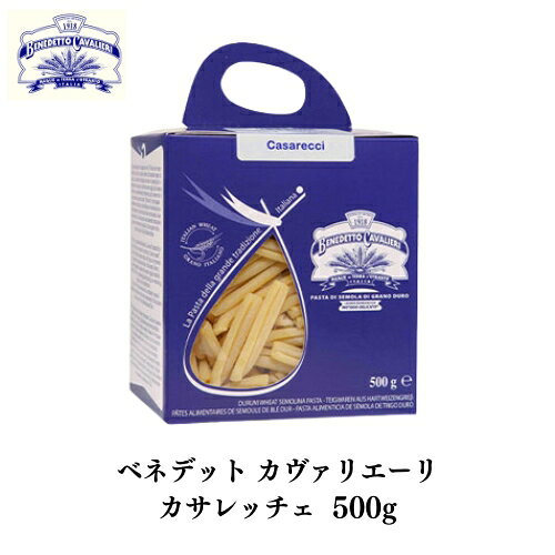 100年以上受け継がれる、妥協なきパスタづくり。小麦を知り尽くした一族が生み出す、こだわりのベネデット・カヴァリエーリのパスタ。 BENEDETTO CAVALIERI 伝統を受け継ぐ、4つの製造工程 小麦本来の風味と食感を大切にした 「デリケート製法」へのこだわり STEP 01 生地の練り上げ工程 ベネデット・カヴァリエーリのパスタづくりは、厳選されたイタリア産デュラム小麦のセモリナ粉から始まります。 パスタの形状に合わせて原料を配合し、水とともに丁寧に練り上げます。 この工程で大切にしているのが、生地の温度を35℃以下に保つ「低温練り込み製法」です。 練り込む際の摩擦による温度上昇を抑え、小麦本来の風味や特性を大切にしながら、ゆっくりと生地を仕上げます。 この徹底した温度管理が、ベネデット・カヴァリエーリならではの風味と食感を生み出す第一歩となっています。 STEP 02 生地の成形工程 練り上げられた生地は、専用の金型を通して、スパゲッティやペンネなど、それぞれの形状に成形されます。 この工程で大切にしているのが、生地に必要以上の負荷をかけず、ゆっくりとやさしく押し出すことです。 成形には、特殊な青銅合金で作られた伝統的な「ブロンズダイス」を使用しています。 ブロンズダイスを通すことで、パスタの表面には細かなざらつきが生まれ、ソースが絡みやすくなります。 生地への負担を抑えた丁寧な成形によって、小麦本来の風味や食感を大切にしたパスタに仕上げていきます。 STEP 03 低温長時間乾燥工程 時間を惜しまない、低温乾燥へのこだわり 時間を惜しまない、低温乾燥へのこだわり 成形されたパスタは、小麦本来の風味や食感を大切にするため、低温でじっくりと乾燥させます。 この工程で採用しているのが、独自の「デリケート製法（Delicate Method）」です。 乾燥室内の温風は54℃以下、パスタ自体の温度は46℃以下に保ち、20～40時間もの時間をかけて丁寧に乾燥させます。 乾燥中は、温風を当てる工程と生地を休ませる工程を交互に繰り返し、内部の水分をゆっくりと調整します。 効率よりも品質を重視した低温長時間乾燥によって、熱による影響を抑え、小麦本来の豊かな風味と自然な食感を大切にしています。 STEP 04 安定化工程 長時間の乾燥工程を終えたパスタは、すぐに包装されるわけではありません。 乾燥後のパスタは、温度と湿度が適切に管理された専用の室内で一定時間休ませ、状態を安定させます。 乾燥によって仕上げられたパスタを落ち着かせ、製品としての品質を整えるための大切な工程です。 この安定化工程を経た後、パスタは計量され、丁寧に包装されます。 また、ベネデット・カヴァリエーリでは、原料の取り扱いから練り上げ、成形、乾燥、包装に至るまで、熟練したスタッフによる品質確認を各工程で実施しています。 製造設備だけに頼るのではなく、長年の経験を持つスタッフが細やかに確認を重ねることで、一つひとつの工程の品質を守っています。 原料選びから最終的な包装まで、一切の妥協をせず、丁寧なものづくりを続けること。 こうした積み重ねが、ベネデット・カヴァリエーリのパスタづくりを支えています。 カヴァリエーリ家の歴史 小麦の栽培から製粉、そしてパスタづくりへ。 世代を超えて受け継がれる品質へのこだわり。 OUR HISTORY 1800年代から続く伝統 1800年代初頭から、カヴァリエーリ家はイタリア・プーリア州の中心部にある厳選された畑で、デュラム小麦の栽培に情熱を注いできました。 1861年のイタリア統一後、農業危機によってカヴァリエーリ家も経済的な困難に直面しました。 しかし、一族はこの危機を新たな挑戦の機会と捉え、まずは遠方の地域へのデュラム小麦の販売・取引に事業を拡大しました。 その後、デュラム小麦の品質を最大限に引き出す製粉を目指し、専用の製粉工場を建設。 こうして、小麦の栽培から製粉に至るまで、品質を追求するカヴァリエーリ家の伝統が築かれていきました。 1872 - 1918 製粉所からパスタ工場へ 1872年、アンドレア・カヴァリエーリ（先代）は、デュラム小麦の商業取引を開始しました。 その息子であるベネデット・カヴァリエーリ（先代）は、父アンドレアから受け継いだデュラム小麦の栽培と製粉に関する豊富な知識と経験を活かし、1918年に「ベネデット・カヴァリエーリ製粉所・パスタ工場」を設立しました。 この工場は、太陽の恵み豊かなイタリア・プーリア州とバジリカータ州の丘陵地帯で育まれた、厳選された高品質なデュラム小麦を使用し、上質なパスタを製造することを目的として建設されました。 その日以来、カヴァリエーリ家が 掲げてきたモットーは、 「カヴァリエーリの名にかけて、 最高品質のパスタをお届けすること。」