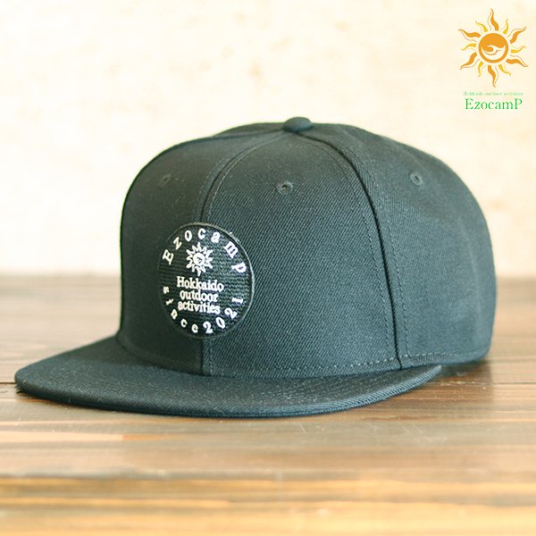 【EzocamP】 スナップバックキャップ アウトドア 帽子 CAP 野外 キャンプ ハイキング ストリート 北海道発 店舗オリジナル おしゃれ ファッション 誕生日 父の日 プレゼント 贈り物 ギフト 大きいサイズ Fサイズ56〜59cm ビック58〜62cm Sビック60〜65cm 黒 ブラック BLACK