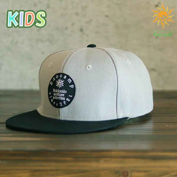 楽天taRutaRu（タルタル）【EzocamP】 kids キッズ スナップバックキャップ アウトドア 帽子 CAP 野外 キャンプ アウトドア ハイキング ストリート 北海道発 店舗オリジナル おしゃれ ファッション 誕生日 プレゼント 贈り物 ギフト 親子コーデ 子供用 キッズサイズ 52〜55cm ライトグレー＆ブラック