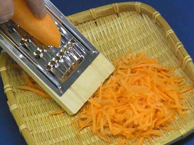 にんじんしりしり しりしり器 キッチンスライサー 野菜調理器 野菜 スライサー 千切り器 ささがき 沖縄料理 家庭料理 日本製 ステンレス 小柳産業 蜂の巣 JUJU ジュジュ tastejapan-10000011 テイストジャパン サンプル画像2