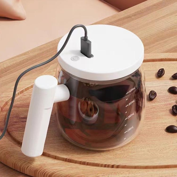 タスイチショップの電動ミキシング カップ 400ml 自動攪拌 コーヒー 粉ミルク 卵を混ぜる 漏れ防止 蓋付き 携帯用 USB充電式 静音 片手操作 ワンタッチ起動 泡立て均一 コンパクト 軽量設計 マグカップ代用 アウトドア オフィス 旅行 ジム 多用途 おしゃれ かわいい｜アングル3