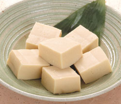 ■商品説明厳選した丸大豆を使用した凍り豆腐。味付けをしてありますので、手間いらずの高野豆腐です。お好みにカットしてお使いください。 メーカー名 羽二重豆腐 商品番号 66211 規格（内容量） 700g（6枚入）　 販売単位 パック 最終加工地 日本 原材料 凍り豆腐（日本（大豆：カナダ他））、糖類（砂糖、還元水飴）、しょうゆ、食塩／pH調整剤、調味料（アミノ酸等）、炭酸カリウム、豆腐用凝固剤、（一部に大豆・小麦を含む） 賞味期限 パッケージにてご確認いただいております。 保存方法 冷凍保存 [この商品のキーワード]こうや豆腐、小鉢、惣菜、和食 タスカルネットショップお問い合わせ窓口 電話：0120-625-174 （受付時間：月〜金曜　10時〜17時） E-mail：t&#97;su&#99;a&#108;l&#95;4&#64;s&#104;&#111;p&#46;&#114;a&#107;&#117;&#116;&#101;&#110;&#46;co&#46;&#106;p ※土・日曜日のお問い合わせは月曜日以降のご返答となります。