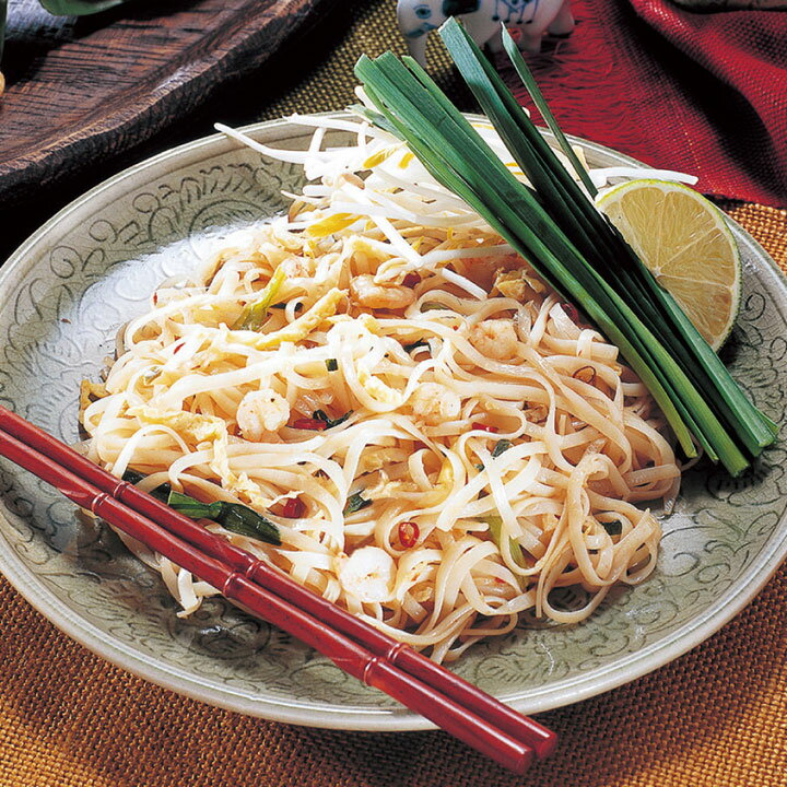 ■商品説明タイの麺料理では定番の、お米で作った平麺をタイ風焼きそばにしました。ナンプラー（魚醤）、カピ（蝦醤）など現地の調味料で本格的な味わいを再現しました。（辛口） メーカー名 MCC 商品番号 20660 規格（内容量） 180g×5袋入 外装サイズ 備考 調理方法：凍ったまま、炒・レンジ（500W）約4分30秒 最終加工地 日本(兵庫) 原材料 ご迷惑をお掛け致しますが、調査中の為、スタッフまでお問合せ下さい。 賞味期限 パッケージにてご確認いただいております。 保存方法 冷凍保存 [この商品のキーワード]焼きそば、パッタイ タスカルネットショップお問い合わせ窓口 電話：0120-625-174 （受付時間：平日　10時〜17時） E-mail　tasucall@tasucallshop.com ※土・日・祝のお問い合わせは翌営業日以降のご返答となります。