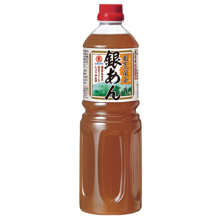 ■商品説明5種のだしを合わせ、こだわりの淡口しょうゆで味を整え、なめらかなとろみに仕立てることで、かけるだけでだしがきいた銀あんタイプのメニューが簡単に作れるあんかけ調味料です。薬味との相性がよく、柚子・梅・大根おろし・生姜・明太子等と合わせてワンランク上の和風ソースの提供も手軽にできます。 メーカー名 ヒガシマル 商品番号 606348 規格（内容量） 1.1kg 外装サイズ 273×84×84mm 備考 調理方法：そのままご使用下さい。温めてもご使用頂けます。 最終加工地 日本(兵庫) 原材料 ご迷惑をお掛け致しますが、調査中の為、スタッフまでお問合せ下さい。 賞味期限 パッケージにてご確認いただいております。 保存方法 常温保存 [この商品のキーワード]銀あん、あんかけ タスカルネットショップお問い合わせ窓口 電話：0120-625-174 （受付時間：平日　10時〜17時） E-mail　tasucall@tasucallshop.com ※土・日・祝のお問い合わせは翌営業日以降のご返答となります。