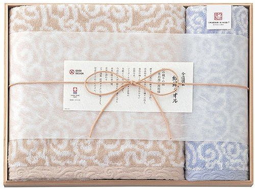 今治タオル産地では大正から高級なイメージを持つジャガード織りのタオルが生産されるようになりました。ジャガード織りで紋様を表現した織物をジャガード織物、あるいは紋織物といい、ジャガード織りで織り上げたこのタオルシリーズの名前を「紋織タオル」と名付けました。日本が誇る今治産のタオルの品質で、年齢を問わず喜んでいただけること間違いなしです。 ご家庭用としてはもちろんの事、さまざまなシーンでの贈り物にも最適です。 ●今治謹製 紋織タオルギフト（ブルー） 　 ●商品：バスタオル（約60x110cm）×1、ウォッシュタオル（約33.5x31cm）×1●素材：綿100％ ●箱サイズ：約40x30x6cm●日本製●定価：税抜価格3000円 国産タオルギフトはこちらもご覧ください 　 ラッピング・のし紙の詳細はこちらをご覧ください 各種贈り物・お返し物は贈り物専門店『達人のギフト屋さん』にお任せください！当店では用途に応じた包装紙・のし紙を多数ご用意しております。 ◆出産祝いお返しのし表書き・内祝/出産内祝（出産内祝いはお子様のお披露目をかねていますので お子様のお名前で贈ります） ◆御見舞いお返しのし表書き・快気祝/快気内祝 ◆結婚・出産の御祝のし表書き・御祝/御出産御祝/祝御誕生/祝御出産/祝御結婚/御結婚御祝 ◆開店・開業のお祝いのし表書き・祝御開店（店舗）/祝御開業（事務所等）/祝御発展 ◆新築のお祝いのし表書き・御祝/祝御新築/御新築御祝 ◆ご婚礼引き出物・のし表書き・寿/結婚内祝い/内祝い（両家のお名前で贈ります） ◆仏事引き出物・お返しのし表書き・志（法事・法要・弔事・香典返し・粗供養・お返し・四十九日） ◆シーズンギフトのし表書き・御中元/御歳暮/お中元/お歳暮/お年賀/暑中御見舞/残暑御見舞 ◆お子様のお祝のし表書き・内祝/御祝/初雛御祝(女の子)/初幟御祝(男の子) (初節句・雛祭り・ひな祭り・端午の節句・誕生日プレゼント 入学祝い・入学内祝い・進学祝い・進学内祝い・卒業祝い・卒業内祝い・卒業記念品 ・入園祝い・卒園祝い・合格祝い・就職祝い・成人祝い) ◆一般贈答品のし表書き・御祝/御礼/内祝/御挨拶(ギフト・贈答品・引越し挨拶・金婚式・銀婚式・長寿祝い・還暦祝い・古稀祝い・喜寿祝い・傘寿祝い・米寿祝い・卒寿祝い・白寿祝い ・昇進祝い・就任祝い・栄転祝い・定年祝い・退任祝い・退職祝い・永年勤続・プレゼント等日常の贈り物） ◆イベントのし表書き・賞品/記念品/粗品(景品・賞品・粗品・コンペ・ゴルフコンペ・パーティー・奉納・寄贈・記念品 )用途に応じた包装紙・のし紙・メッセージカードをサービスで多数取り揃えております。 ラッピング・のし紙はこちらをご覧ください メッセージカードはこちらをご覧ください