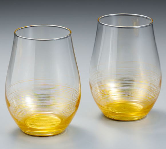 グラスの直径が一番太くなるところまで冷酒を注ぎ(約一合)、吟醸酒の香りを楽しみながら日本酒を嗜むことができるグラスです。 一つ一つ手作りなので、少しずつ表情が異なる繊細な千筋の装飾が、家飲み時間に華を添えます。 グラスの上部にいくに従って儚く消えていく金箔装飾は、金箔工芸品の繊細な技術を象徴しています。トリム(脚)レスのグラスはワインはもちろん、どのようなドリンクにも最適なデザイン。ここに職人の手で金箔をあしらい箔の輝きとドリンクを楽しむグラスです。 香りも味わえる飲み物におすすめですので、紅茶やコーヒー、ハーブティーを飲まれる方にもおすすめです。また、ワイングラスのステムがあると、背が高く片付ける際に気になる方などにも人気です。グラス1個サイズ : 約W80×D80×H107mm 容量：360ml 素材：ソーダガラス、本金箔日本製 ※一点一点手づくりの為、箔の風合いが異なる場合がございます。【箔一とは】 創業1975年、加賀百万石に育まれた金箔製造技術でそれまで仏壇用が中心であった金沢の金箔製造業と異なり、自社ブランドの工芸品をデザインを開発し、直接販路を切り拓いてきた金箔産業のパイオニアです。また箔一は、箔の製造から、箔工芸品の販売までを一貫して手掛ける日本で唯一の、金箔総合企業です。全国に先駆けて金箔打紙製法によるあぶらとり紙を開発したことでも有名になり伝統的な技法の良さを活かしつつ、新しい感性をを加えた質の高い商品開発に心がけています。 ギフト対応 おすすめガラス製品はこちらもご覧ください ガラス製品はこちらをご覧ください 　 ラッピング・のし紙の詳細はこちらをご覧ください 各種贈り物・お返し物は贈り物専門店『達人のギフト屋さん』にお任せください！当店では用途に応じた包装紙・のし紙を多数ご用意しております。 ◆出産祝いお返しのし表書き・内祝/出産内祝（出産内祝いはお子様のお披露目をかねていますので、熨斗にはお子様のお名前を記入します） ◆御見舞いお返しのし表書き・快気祝/快気内祝/御見舞御礼 ◆結婚・出産の御祝のし表書き・御祝/御出産御祝/祝御誕生/祝御出産/祝御結婚/御結婚御祝 ◆開店・開業のお祝いのし表書き・祝御開店（店舗）/祝御開業（事務所等）/祝御発展 ◆新築のお祝いのし表書き・御祝/祝御新築/御新築御祝 ◆ご婚礼引き出物・のし表書き・寿/結婚内祝い/内祝い（両家のお名前で贈ります） ◆仏事引き出物・お返しのし表書き・志/満中陰志（法事・法要・弔事・香典返し・粗供養・お返し・四十九日） ◆シーズンギフトのし表書き・御中元/御歳暮/お中元/お歳暮/お年賀/暑中御見舞/残暑御見舞 ◆お子様のお祝のし表書き・内祝/御祝/初雛御祝(女の子)/初幟御祝(男の子) (初節句・雛祭り・ひな祭り・端午の節句・誕生日プレゼント 入学祝い・入学内祝い・進学祝い・進学内祝い・卒業祝い・卒業内祝い・卒業記念品 ・入園祝い・卒園祝い・合格祝い・就職祝い・成人祝い) ◆一般贈答品のし表書き・御祝/御礼/内祝/御挨拶(ギフト・贈答品・引越し挨拶・金婚式・銀婚式・長寿祝い・還暦祝い・古稀祝い・喜寿祝い・傘寿祝い・米寿祝い・卒寿祝い・白寿祝い ・昇進祝い・就任祝い・栄転祝い・定年祝い・退任祝い・退職祝い・永年勤続・プレゼント等日常の贈り物） ◆イベントのし表書き・賞品/記念品/粗品(景品・賞品・粗品・コンペ・ゴルフコンペ・パーティー・奉納・寄贈・記念品 )用途に応じた包装紙・のし紙・メッセージカードをサービスで多数取り揃えております。 ラッピング・のし紙はこちらをご覧ください メッセージカードはこちらをご覧ください