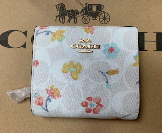 コーチ COACH 財布 ミニ財布、二つ折り財布 スナップ ウォレット シグネチャー キャンバス ウィズ ミスティカル フローラル プリント　小さい財布　花柄　可愛い　新作　人気　淡いベージュ系　C8704 ★　【アウトレット】