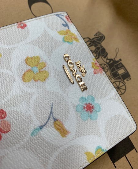 コーチ COACH 財布 ミニ財布、二つ折り財布 スナップ ウォレット シグネチャー キャンバス ウィズ ミスティカル フローラル プリント　小さい財布　花柄　可愛い　新作　人気　淡いベージュ系　C8704　【アウトレット】