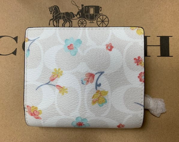 コーチ COACH 財布 ミニ財布、二つ折り財布 スナップ ウォレット シグネチャー キャンバス ウィズ ミスティカル フローラル プリント　小さい財布　花柄　可愛い　新作　人気　淡いベージュ系　C8704　【アウトレット】