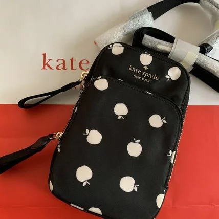 ケイトスペード Kate spade　アイフォーンケース リンゴ柄　 クロスボディ スマホケース ショルダー　ブラックマルチ　iPhone12 12Pro iPhone12PROMAX 17×10cm以内の大きさ収納可　K8092【即発送】