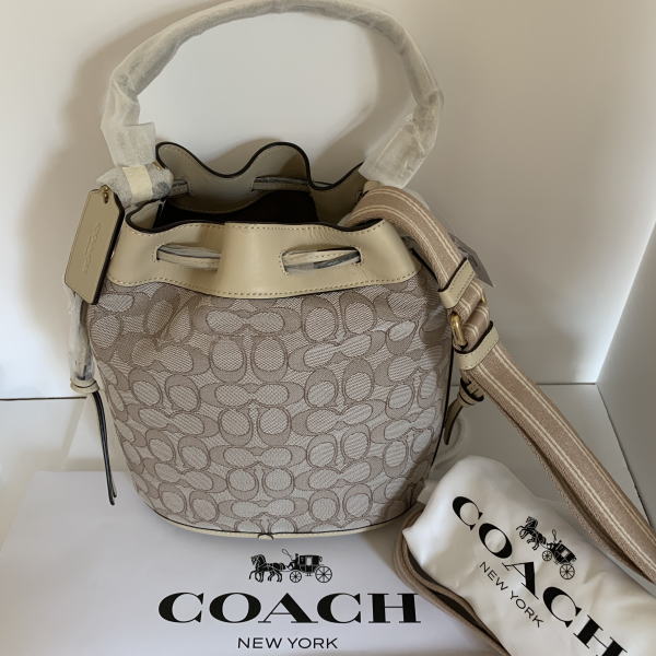 コーチ　レディースバッグ　COACH　フィールド バケットバッグ シグネチャージャカード アイボリー　斜め掛け