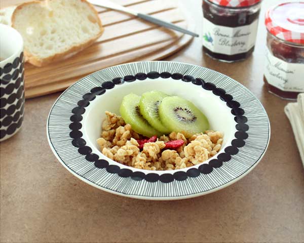 マリメッコ シイルトラプータルハ ディーププレート20cm ホワイト/ブラック marimekko SIIRTOLAPUUTARHA 【パスタプレート 結婚祝い プレゼント 贈り物】【Marimekko マリメッコ】【食器 カトラリー】【ギフト】