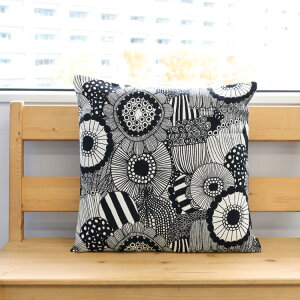 マリメッコ ピエニ シイルトラプータルハ クッションカバー 50x50cm オフホワイト/ブラック marimekko PIENI SIIRTOLAPUUTARHA [ネコポス対応可(1枚のみ)] 【北欧 インテリア ギフト 結婚祝い プレゼント 贈り物】