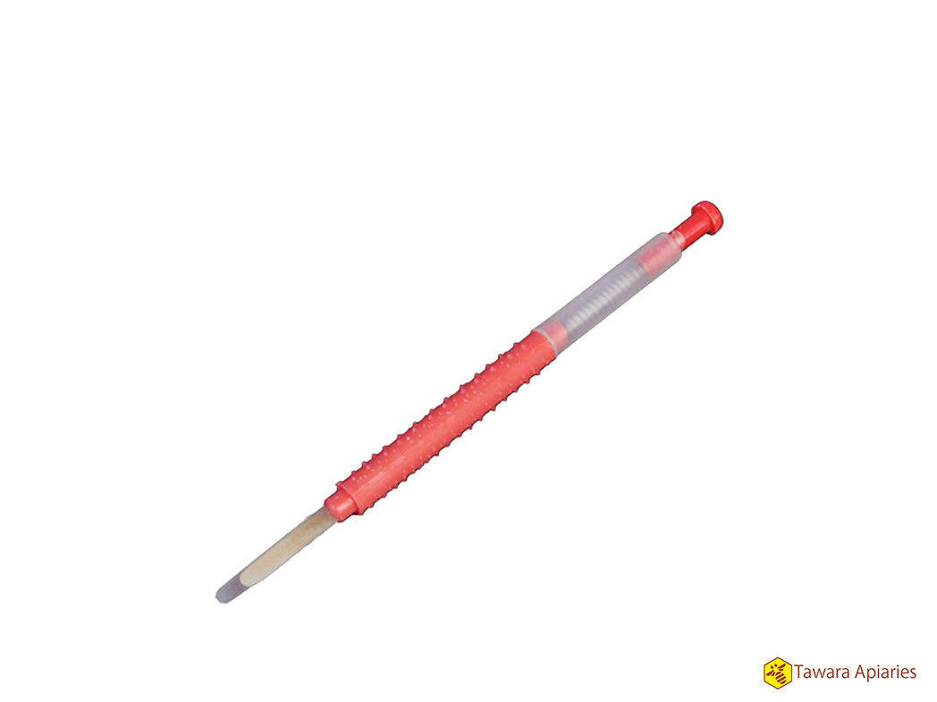 ■ 内容品 移虫針5本セット移虫針5本セット 女王蜂育成の移虫作業に 若い幼虫を巣房から取り出し、人工王椀へ移すための 移虫針5本セットです。 女王蜂の育成では、働き蜂用の巣房にいる若い幼虫を 移虫針ですくい取り、人工王椀へ移します。 その人工王椀を育王群へ入れることで、 働き蜂に王台を作らせます。 幼虫は非常に小さく傷つきやすいため、 移虫針を使って慎重に移動させます。 5本セットのため、予備としての保管や 複数人での作業にも便利です。 商品の特長 女王蜂を育成する移虫作業に 若い幼虫を巣房から人工王椀へ移す際に使用 細かな作業を行うための養蜂専用器具 予備を用意しやすい5本セット 育王や女王蜂の計画的な増殖に こんなときに 人工的に女王蜂を育てるとき 若い幼虫を人工王椀へ移すとき 複数の人工王台を作るとき 移虫針の予備を用意しておきたいとき 使用方法 巣房の中から、女王蜂育成に適した若い幼虫を選びます。 移虫針の先端を幼虫の背中側から静かに差し入れ、 幼虫と巣房内のローヤルゼリーを一緒にすくい取ります。 幼虫の向きを変えないよう注意しながら、 人工王椀の底へ静かに移してください。 移虫後は人工王椀を育王用の枠へ取り付け、 準備した育王群へ速やかに入れてください。 商品内容 品名 移虫針 数量 5本 用途 若い幼虫の巣房から人工王椀への移動 使用目的 人工王台の作成・女王蜂の育成 ご使用上の注意 幼虫は傷つきやすいため、強く押したりこすったりしないでください。 幼虫をすくったときと同じ向きで人工王椀へ移してください。 直射日光や風を避け、できるだけ短時間で作業してください。 使用前後は移虫針を清潔にし、十分に乾燥させて保管してください。 移虫の成功や女王蜂の育成を保証するものではありません。