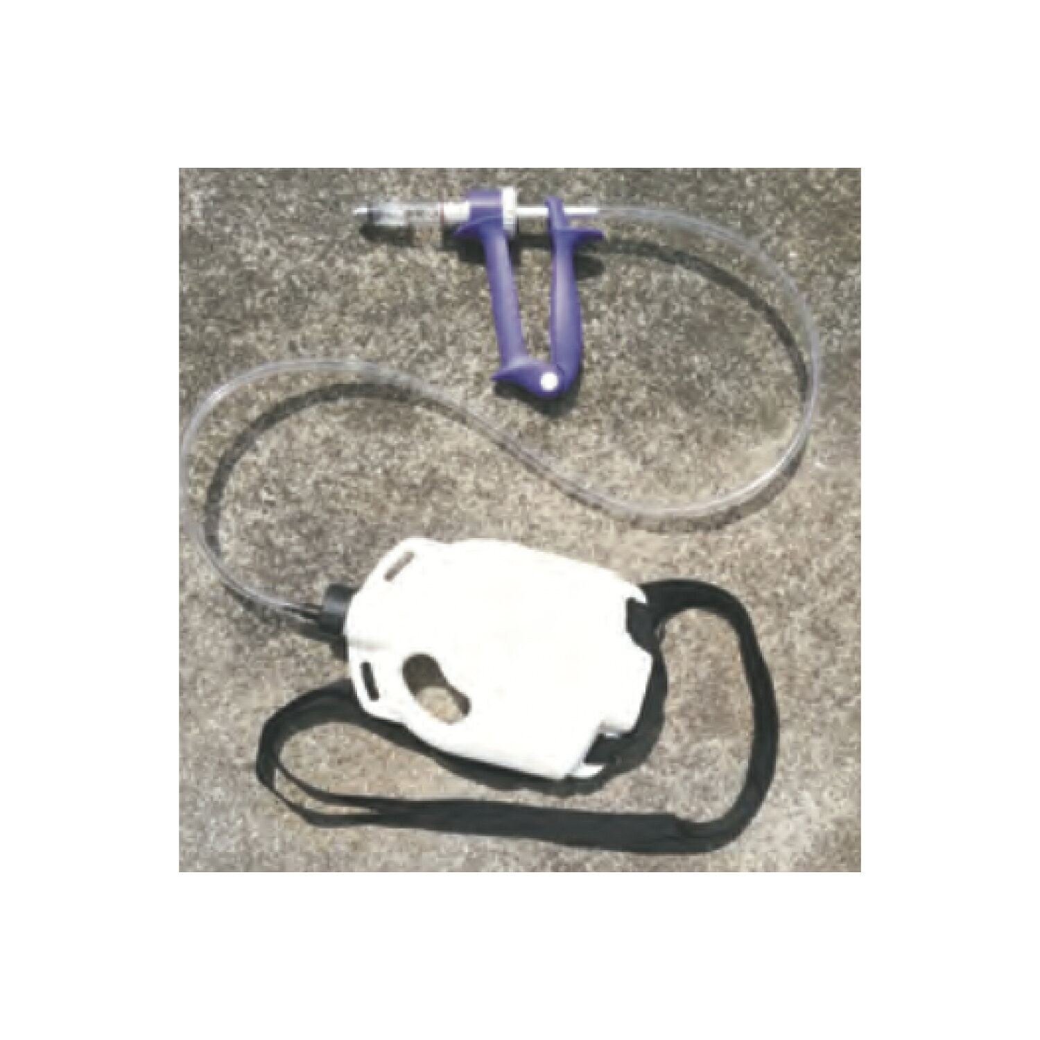 糖液や液体サプリメントを効率よく、均一に与えられる ガンタイプの連続分注器 です。糖液滴下に最適なガンタイプ で、片手でトリガーを引くだけの簡単操作。 1トリガーごとに一定量を正確に分注 できるため、作業のばらつきを抑え、安定した給餌や液体処理が可能になります。 本体には 1リットル容量の付属タンク を搭載。広い蜂場や複数群の管理時でも補充回数が少なく、作業効率が大幅にアップします。ノズルは細かな滴下がしやすい設計で、狙った場所へ必要な量だけを素早く届けられます。 さらに、蜂群の栄養管理に用いられる ビタフィードゴールドなどの液体サプリメントにも対応。均一に与えられるため、弱小群のサポートや立ち上がり時期のケアにも役立ちます。 軽量ボディで持ちやすく、長時間の作業でも疲れにくいのも特徴。養蜂家の作業負担を減らし、スピーディーで正確な管理を可能にする頼れる分注器です。