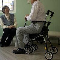 楽天市場 シルバーカー 軽量 男性用ライトステップタイニーw Homme オム シルバーカー 手押し車 老人 買い物カート シニアカー シルバーカート 介護用品 ショッピングカート おしゃれ 4輪 高齢者用 老人用 お年寄りプレゼント tcマート シニアファッション