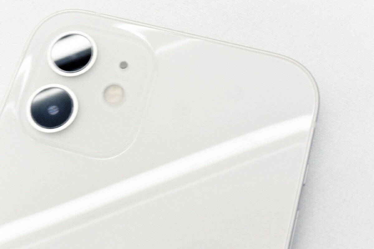 TCEダイレクト楽天市場店の白ロム SIMフリー docomo SIMロック解除済 Apple iPhone12 64GB iOS26.1 ホワイト MGHP3J/A 初期化済 【m028929】【中古】【K20251208】｜アングル3