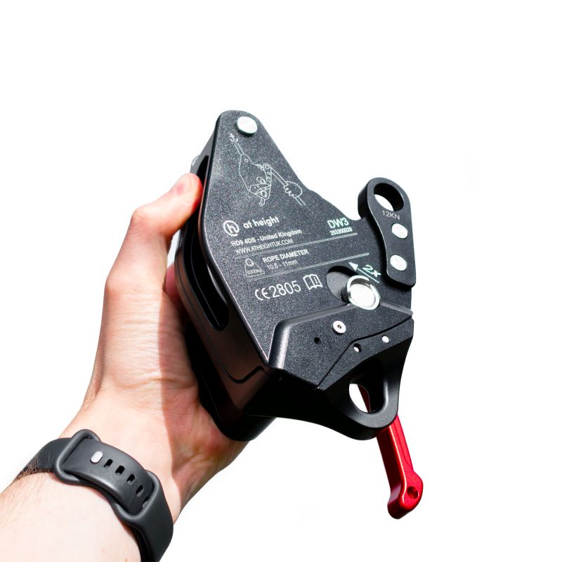 DW3 Drill winch ■特徴 DW3 ドリルウインチ（At Height製）は、人員および資材の昇降を安全かつ効率的に行える、軽量かつ高性能なウインチデバイスです。高トルク電動ドリルを使用することでスムーズな巻き上げ操作が可能で、下降時はレバーハンドルによって安定したコントロールを実現します。 高所アンカーポイントへの設置はもちろん、狭所空間での作業、低所アンカーに設置してディビエーションプーリーを用いたシステム構築、さらにはハーネスへ直接接続して個人用として使用するなど、多様な現場に柔軟に対応します。 コンパクトかつ軽量（わずか1.5kg）ながら、最大200kgの定格荷重に対応。レスキュー、リギング、高所作業、資材搬送など幅広い用途で信頼性の高いパフォーマンスを発揮します。耐久性に優れたアルミニウムおよびステンレススチール製で、過酷な環境でも安心して使用できます。 また、本製品はEU機械指令（2006/42/EC Annex 4）に準拠しており、安全性にも配慮された設計となっています。 全てのデバイスは硬質プラスチックケースに収納され、予備の六角レンチが付属します。 各装置には個別のシリアル番号が刻印され、追跡性を向上させています。 最適な効率を得るためには、トルク定格100Nm以上のブラシレスドリルと、定格容量が5.0Ah以上のバッテリーを使用することをお勧めします。 ■仕様 対応ロープ径：10.5mmおよび11mm 最大定格荷重 :200kg 大きさ：160x120x85mm 重さ：1.5kg 素材：アルミニウム・ステンレススチール ギア比：8:1 ■付属内容 ・ハードプラスチックケース入り ・予備六角レンチ付属 ・個別シリアル番号付き ■安全規格 Machinery Directive 2006/42/EC Annex 4